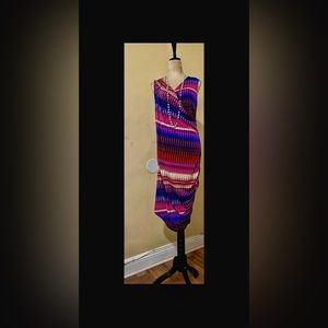 Sofía Vergara Body forming dress, Purple stripes and white very casual very beau
